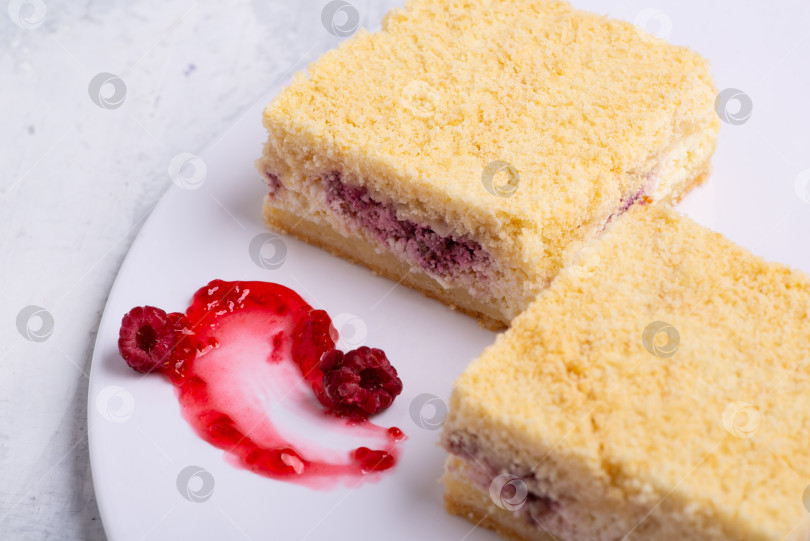 Скачать Подача вкуснейшего ванильно-ягодного торта на белой тарелке фотосток Ozero