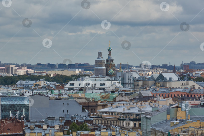 Скачать Санкт-Петербург, Россия - 01 сентября 2023 года: Вид на Санкт-Петербург с колоннады Санкт-Петербурга. Исаакиевский собор. фотосток Ozero