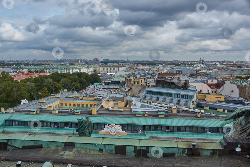 Скачать Санкт-Петербург, Россия - 01 сентября 2023 года: Вид на Санкт-Петербург с колоннады собора Святого Петра. Исаакиевский собор. фотосток Ozero