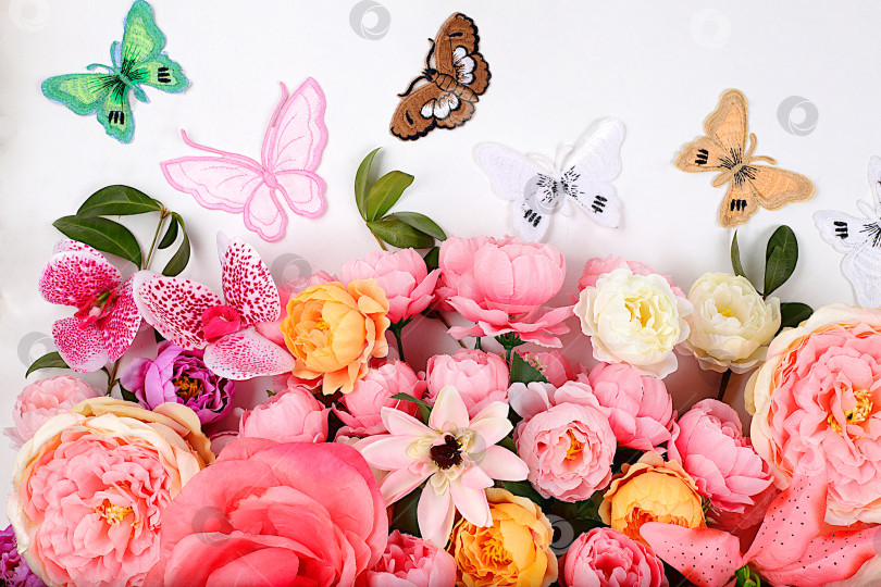 Скачать Абстрактная цветочная композиция, натюрморт, весенний или летний баннер, красивые цветы и бабочки, концепция праздника. Открытка ко дню матери, женскому дню, с днем рождения, свадьбе, фотосток Ozero
