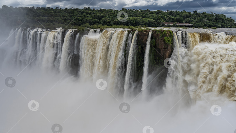 Скачать Фрагмент мощного тропического водопада. фотосток Ozero