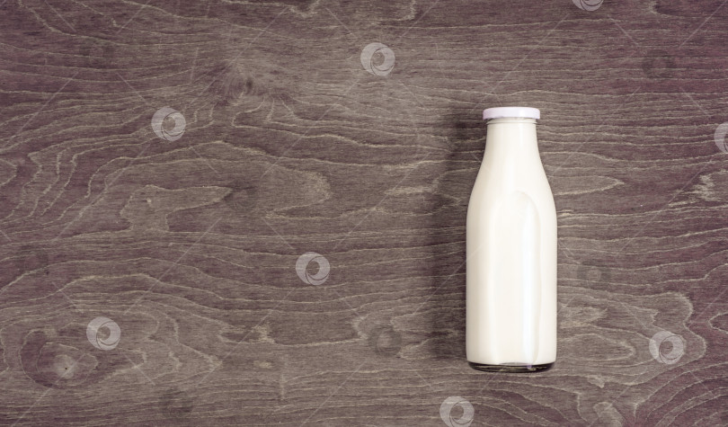 Скачать Бутылка молока на деревянном столе фотосток Ozero
