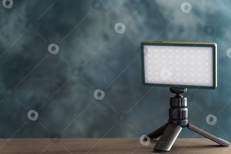 Скачать Мини-светодиодная лампа для видеосъемки на полке фотосток Ozero