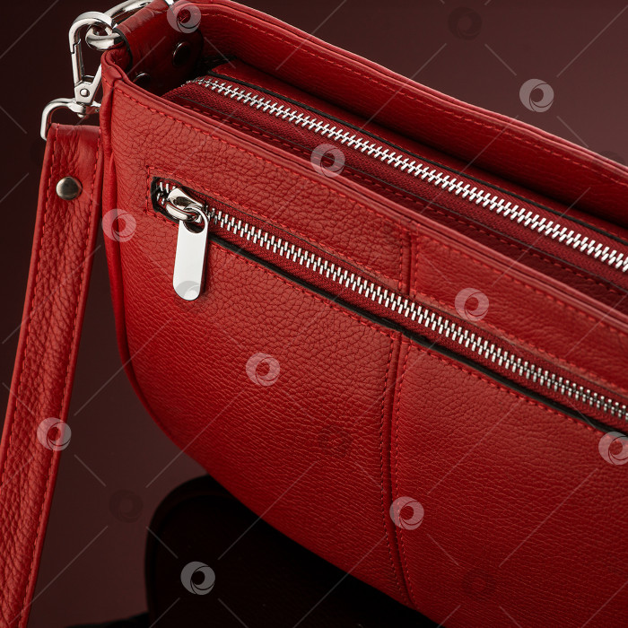 Скачать Снимок роскошной красной кожаной сумки крупным планом фотосток Ozero