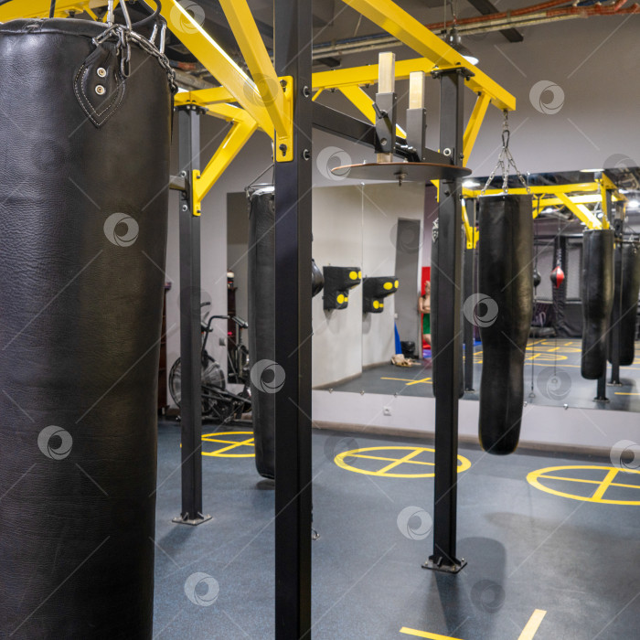 Скачать Вертикальный снимок боксерских мешков в спортивном комплексе фотосток Ozero