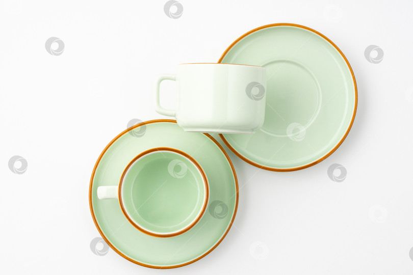 Скачать Плоская выкладка набора керамических кухонных принадлежностей, таких как чашки и тарелки, на белом фоне фотосток Ozero