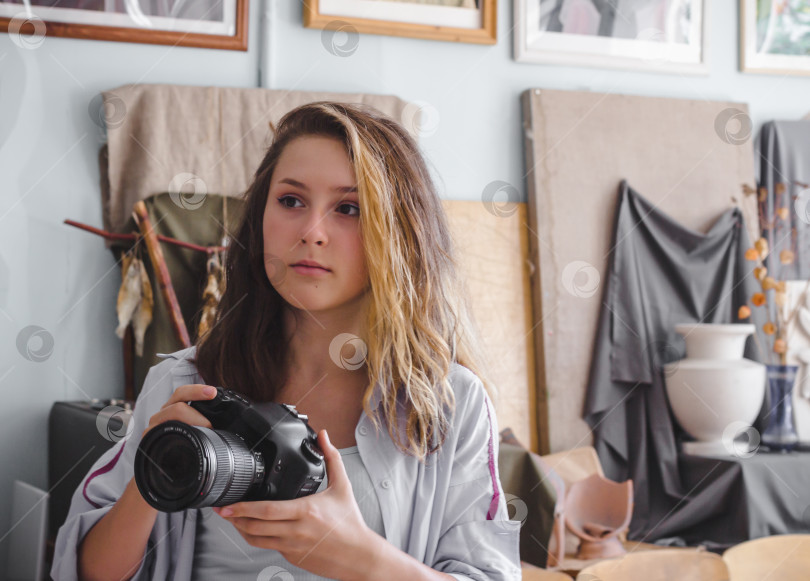 Скачать Портрет девочки подростка, держащей в руках фотоаппарат фотосток Ozero