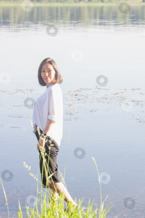 Скачать Портрет привлекательной молодой женщины на берегу реки в солнечное утро фотосток Ozero