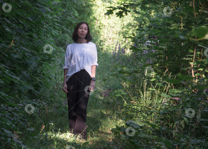 Скачать Портрет молодой темноволосой женщины в лесу фотосток Ozero