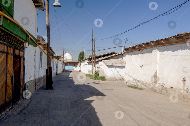 Скачать Пустая улица со старыми зданиями вокруг в Ташкенте, Узбекистан фотосток Ozero