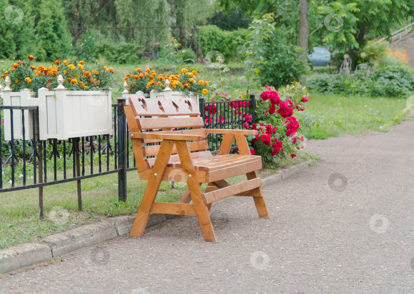 Скачать деревянная скамейка в парке фотосток Ozero