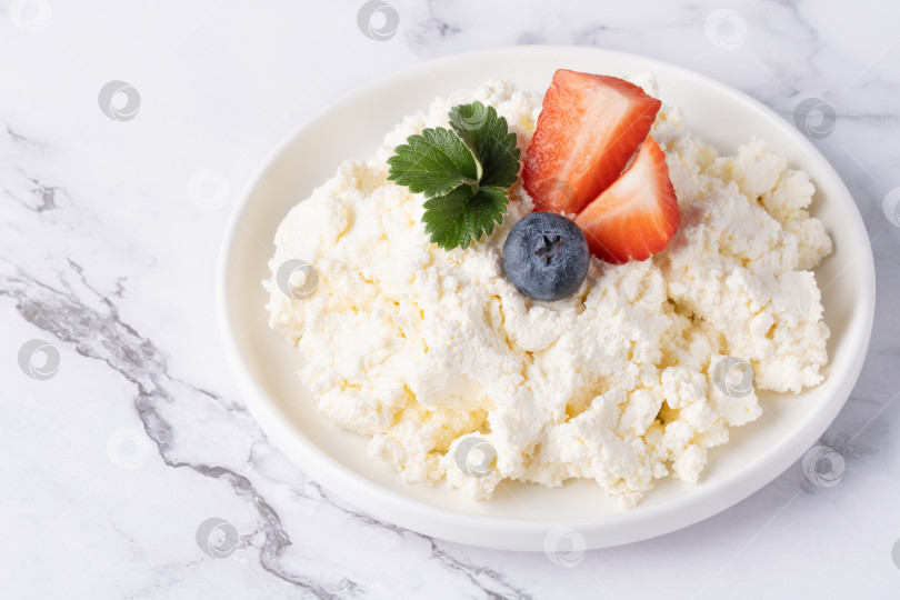 Скачать Творожный сыр с клубникой и черникой, свежие ягоды, концепция здорового завтрака фотосток Ozero