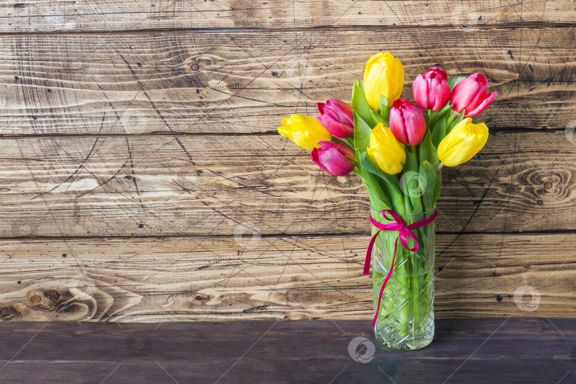 Скачать Букет из желтых и розовых тюльпанов на деревянном фоне. фотосток Ozero