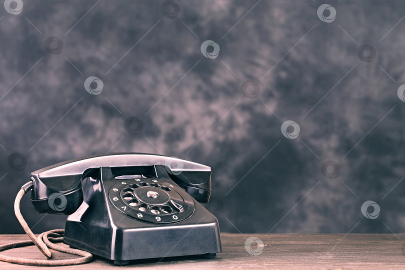 Скачать Старый черный телефон на деревянном столе фотосток Ozero