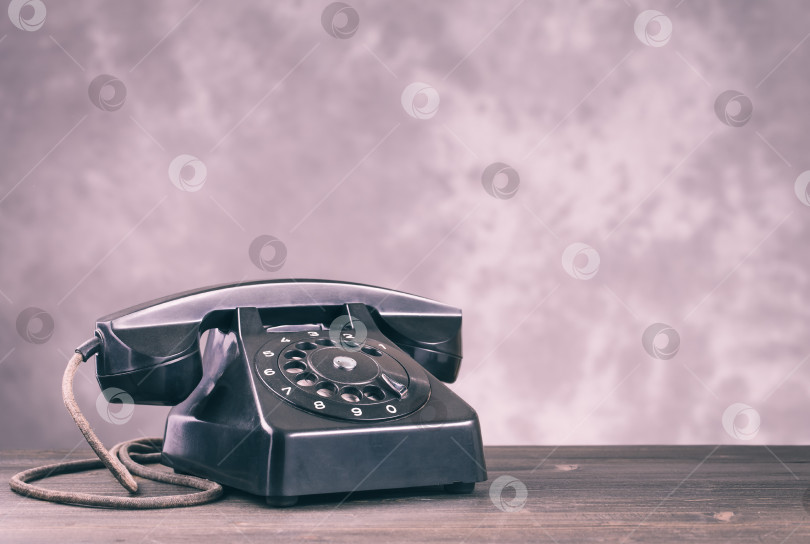 Скачать Старый черный телефон на свету фотосток Ozero