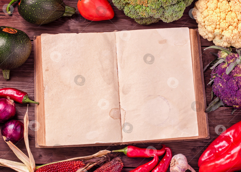 Скачать Старая книга и овощи вокруг фотосток Ozero