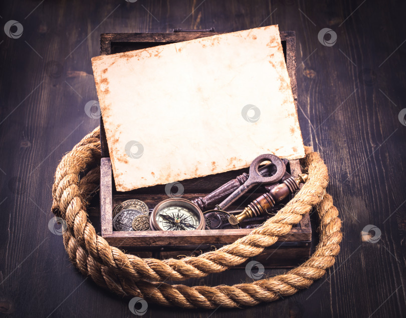 Скачать Старая открытка и морские принадлежности в деревянной коробке фотосток Ozero