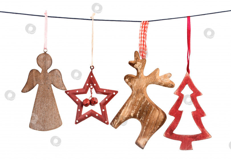 Скачать Старые рождественские украшения, висящие на веревочке изолированно фотосток Ozero