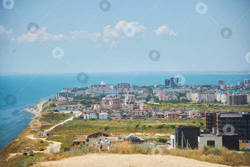 Скачать Анапа, Россия - 16 июня 2022 года: Высокий берег города. Вид на море и здания. фотосток Ozero