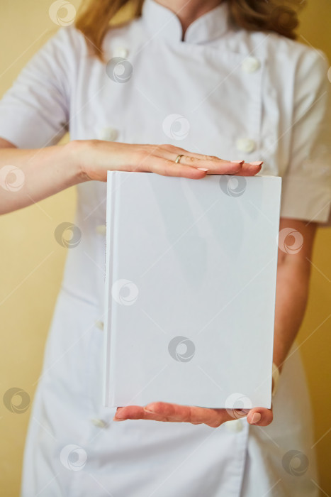 Скачать Книга находится в женских руках врача в белом халате. фотосток Ozero