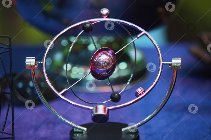 Скачать Изображение молекулы в виде вечного двигателя на магните. Концепция науки и образования. фотосток Ozero