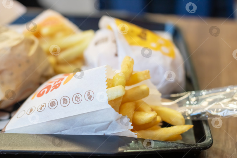 Скачать Беларусь, Минск - 25 декабря 2023 года: Картофель фри в burger king фотосток Ozero