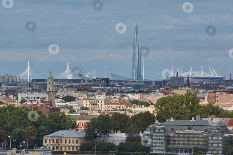 Скачать Санкт-Петербург, Россия - 01 сентября 2023 года: Вид на Санкт-Петербург с колоннады Санкт-Петербурга. Исаакиевский собор. фотосток Ozero