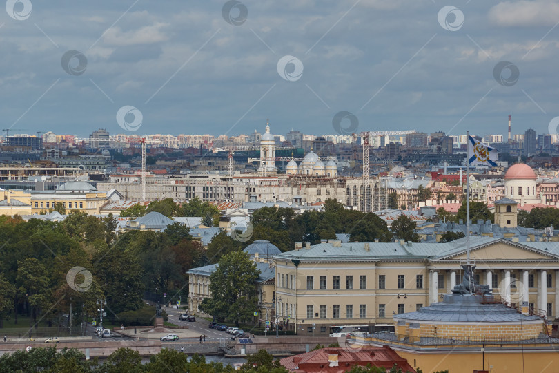 Скачать Санкт-Петербург, Россия - 01 сентября 2023 года: Вид на Санкт-Петербург с колоннады Санкт-Петербурга. Исаакиевский собор. фотосток Ozero