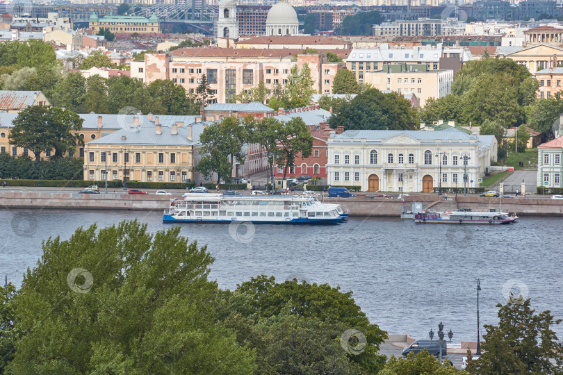 Скачать Санкт-Петербург, Россия - 01 сентября 2023 года: Вид на Санкт-Петербург с колоннады Санкт-Петербурга. Исаакиевский собор. фотосток Ozero