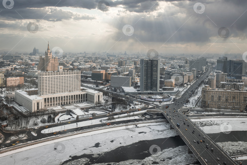 Скачать Вид на Дом Правительства и Новый Арбат сверху в зимний день. фотосток Ozero