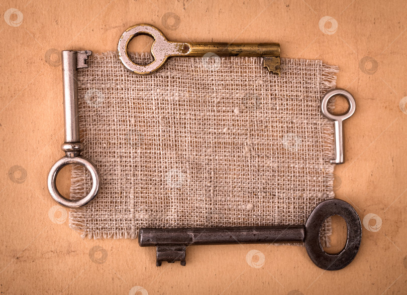 Скачать Старые различные ключи на мешковине фотосток Ozero