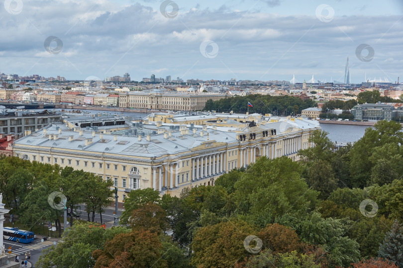 Скачать Санкт-Петербург, Россия - 01 сентября 2023 года: Вид на Санкт-Петербург с колоннады Санкт-Петербурга. Исаакиевский собор. фотосток Ozero