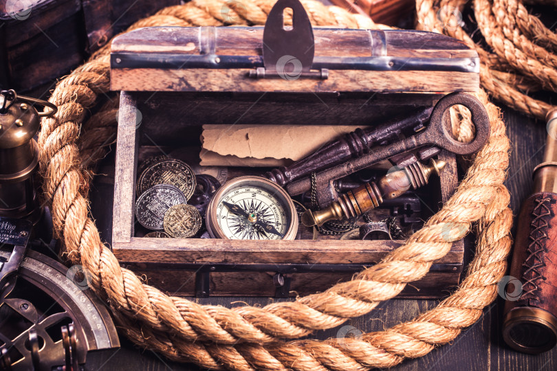 Скачать Старый деревянный ящик и морские инструменты фотосток Ozero