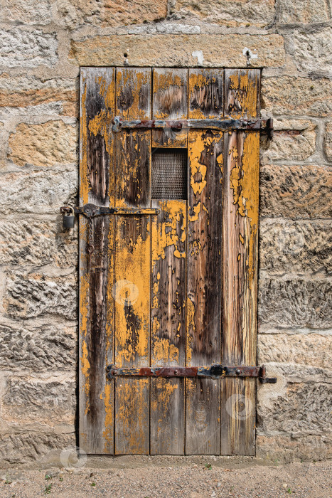 Скачать Старая желтая дверь в стене фотосток Ozero