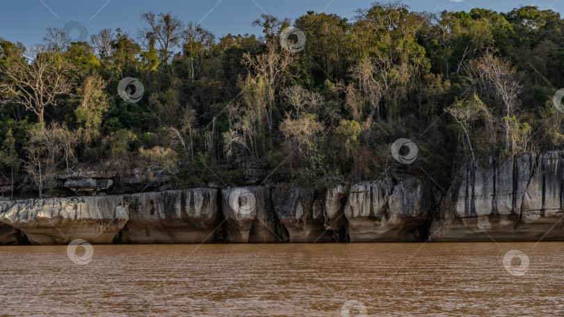 Скачать Красно- коричневая река с крутыми берегами. фотосток Ozero