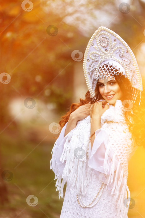 Скачать Стильная русская женщина в традиционном национальном наряде-сарафане и славянском головном уборе-кокошнике фотосток Ozero