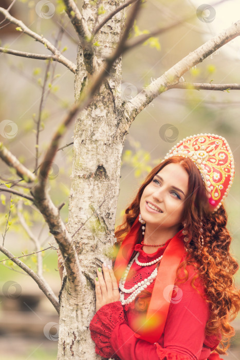 Скачать русская девушка в традиционном русском сарафане и кокошнике вышивает на открытом воздухе фотосток Ozero