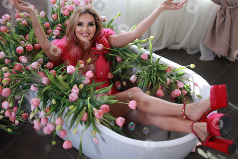 Скачать девушка в розовом платье в ванне с тюльпанами. целое море цветов. фотосток Ozero