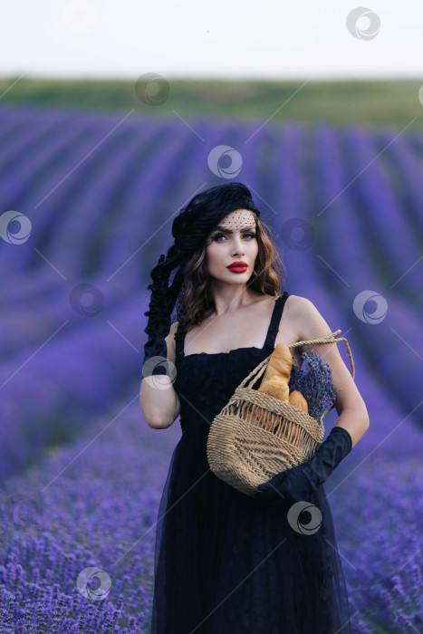 Скачать Красивая девушка одета в модное платье на лавандовом поле фотосток Ozero