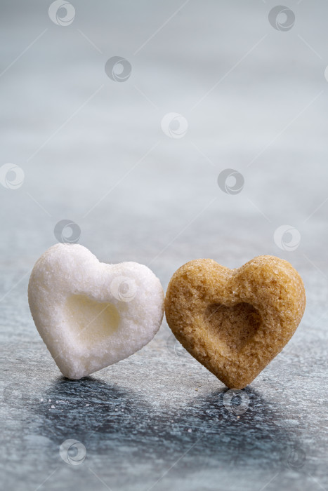 Скачать Пара сахарных конфет в форме сердца фотосток Ozero
