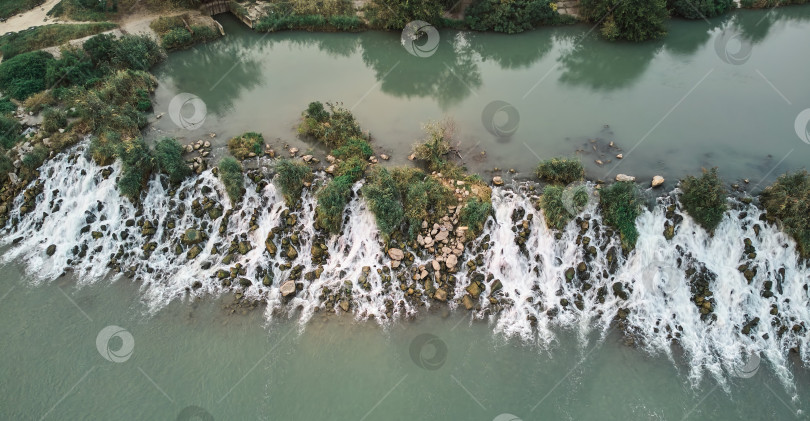 Скачать Небольшой широкий водопад впадает из озера в реку. Вид с высоты птичьего полета. фотосток Ozero