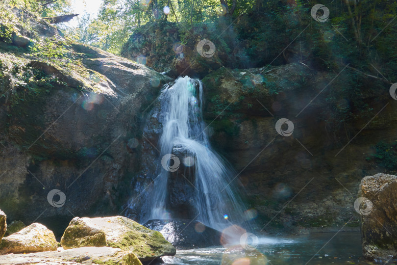 Скачать Горный водопад в лесу, большой шумный поток воды фотосток Ozero