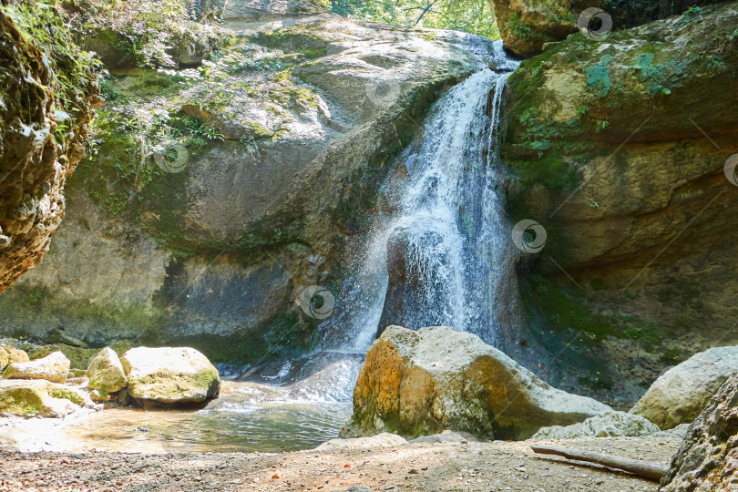 Скачать Горный водопад в лесу, большой шумный поток воды фотосток Ozero