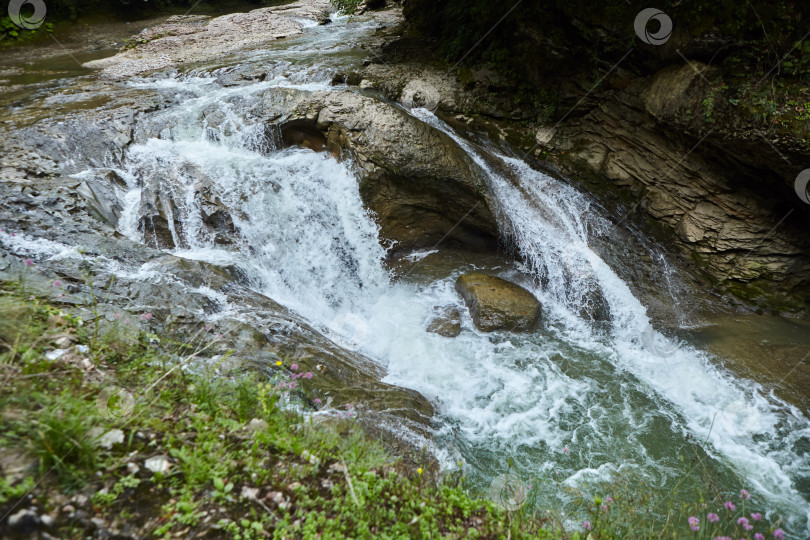 Скачать Горный водопад в лесу, большой шумный поток воды фотосток Ozero