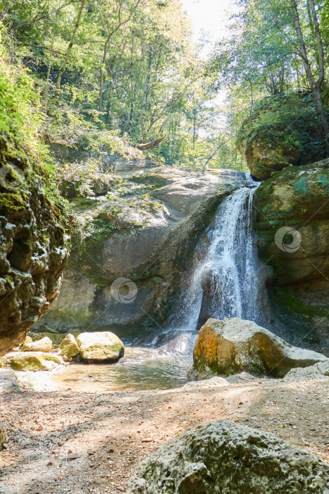 Скачать Горный водопад в лесу, большой шумный поток воды фотосток Ozero