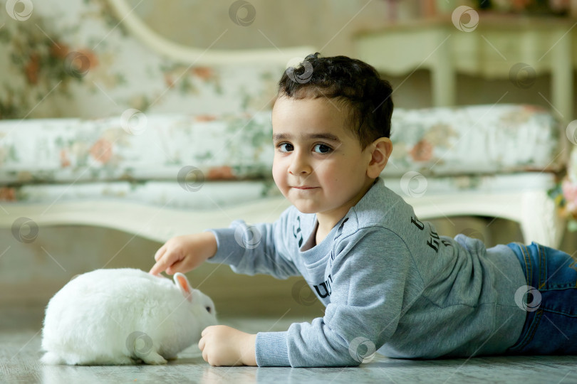 Скачать Красивый мальчик с пасхальным кроликом. фотосток Ozero