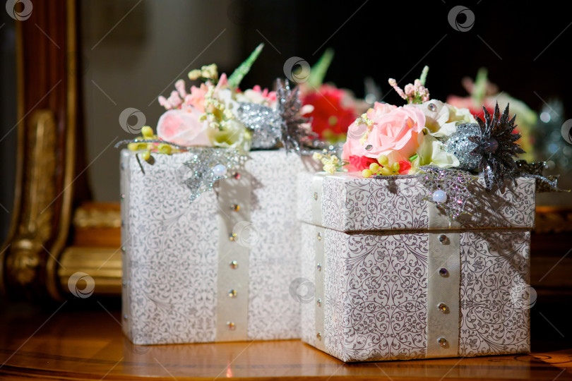 Скачать Коробки с подарками, украшенные цветами. фотосток Ozero