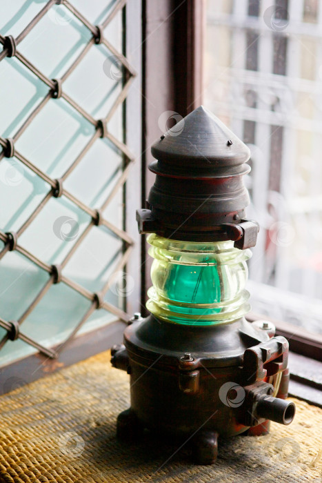 Скачать старинная керосиновая лампа стоит в старом доме на окне фотосток Ozero