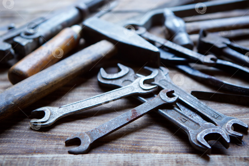 Скачать Набор рабочих старинных слесарных инструментов и инструментов для ремонта фотосток Ozero