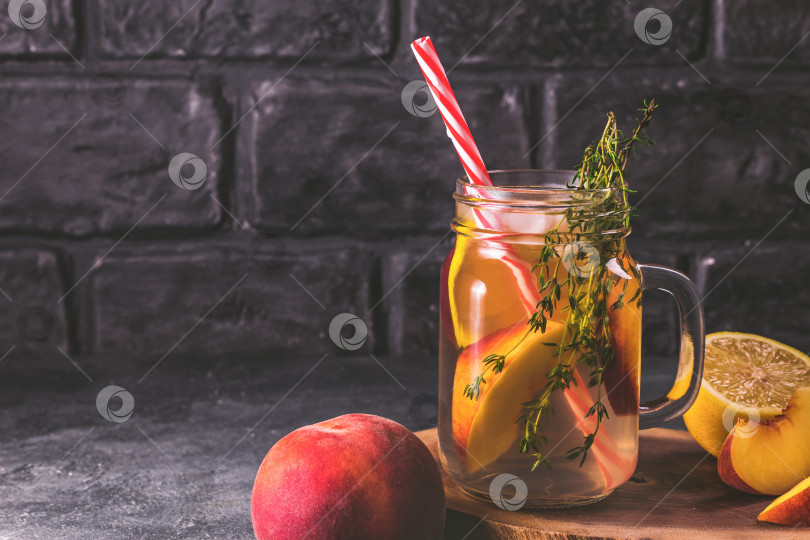 Скачать Напиток из персика и тимьяна copy space фотосток Ozero